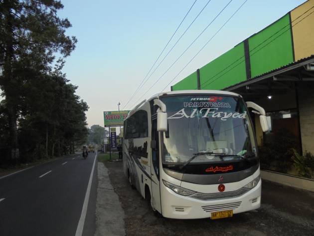 Apakah bus pariwisata besar bisa naik sampai ke Dieng?